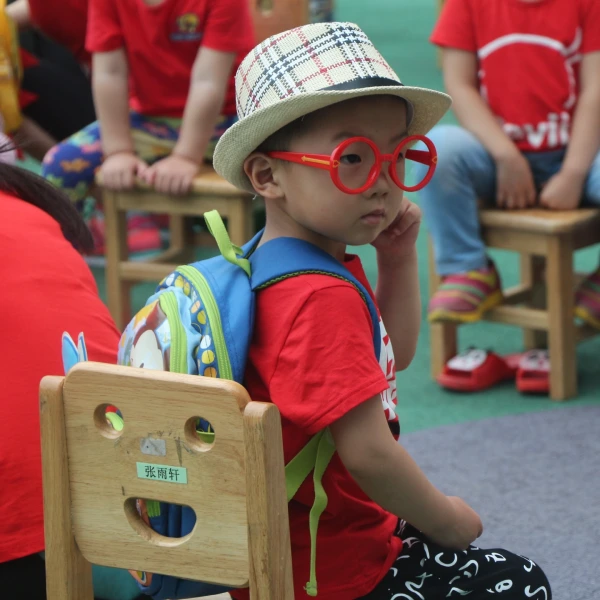 dpk-home-header-boy-sitting-on-a-chair